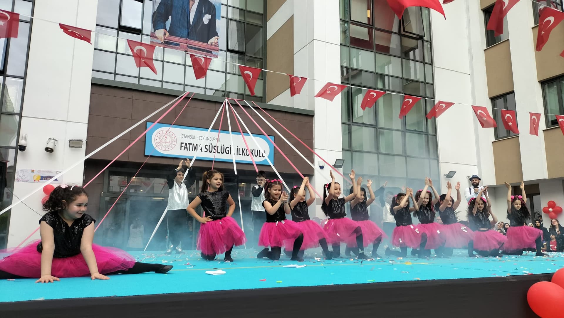 Sahne gösterisi pembe tütülü grup